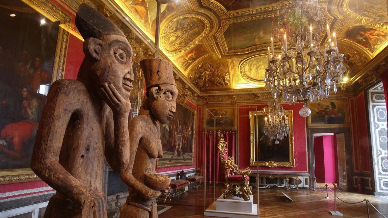 Der Thron des Königs von Bamum und der Thronsessel des Papstes Pius VI. sind in Versailles ausgestellt. Der Thron des Königs von Bamum und der Thronsessel des Papstes Pius VI. sind in Versailles ausgestellt.