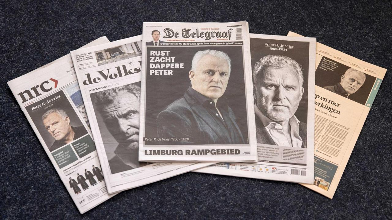 Die Titelseiten einer Reihe niederländischer Zeitungen zeigen den Kriminalreporter Peter R. de Vries einen Tag nach seinem Tod Die Titelseiten einer Reihe niederländischer Zeitungen zeigen den Kriminalreporter Peter R. de Vries einen Tag nach seinem Tod