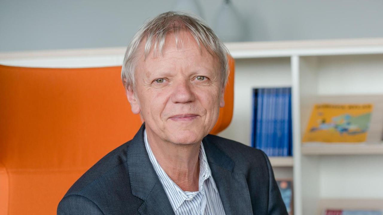 Lucian Hölscher ist Historiker und Zukunftsforscher. Er war Professor an der Ruhr-Universität Bochum und hatte dort bis zu seiner Emeritierung im Jahr 2014 einen Lehrstuhl für Neuere Geschichte und Theorie der Geschichte.