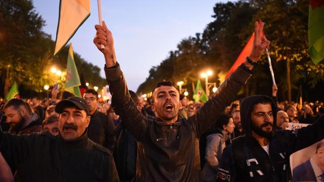 28.09.2018, Berlin: Demonstranten protestieren in der Innenstadt gegen den Besuch des türkischen Präsidenten Erdogan. Foto: Arne Immanuel Bänsch/dpa
