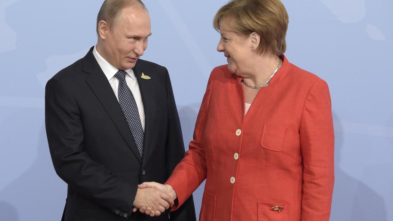 Bundeskanzlerin Merkel begrüßt den russischen Präsidenten Putin zum G20-Gipfel in Hamburg