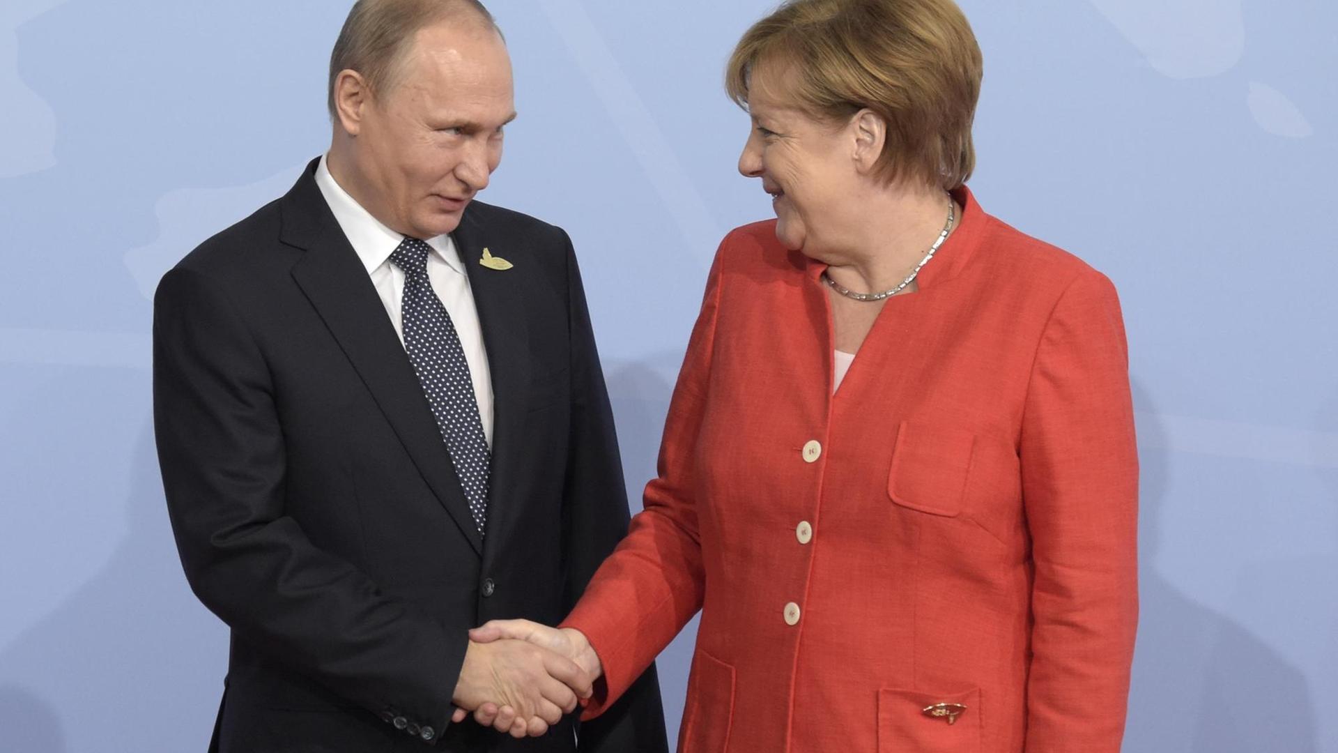 Bundeskanzlerin Merkel begrüßt den russischen Präsidenten Putin zum G20-Gipfel in Hamburg Bundeskanzlerin Merkel begrüßt den russischen Präsidenten Putin zum G20-Gipfel in Hamburg