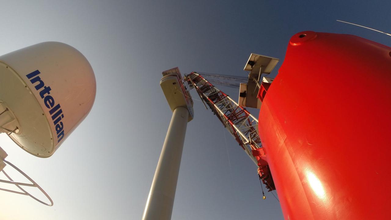 Installation einer 350-Tonnen-Turbine mit dem Installationsschiff "Victoria Mathias" im Windpark Nordsee Ost. Installation einer 350-Tonnen-Turbine mit dem Installationsschiff "Victoria Mathias" im Windpark Nordsee Ost.