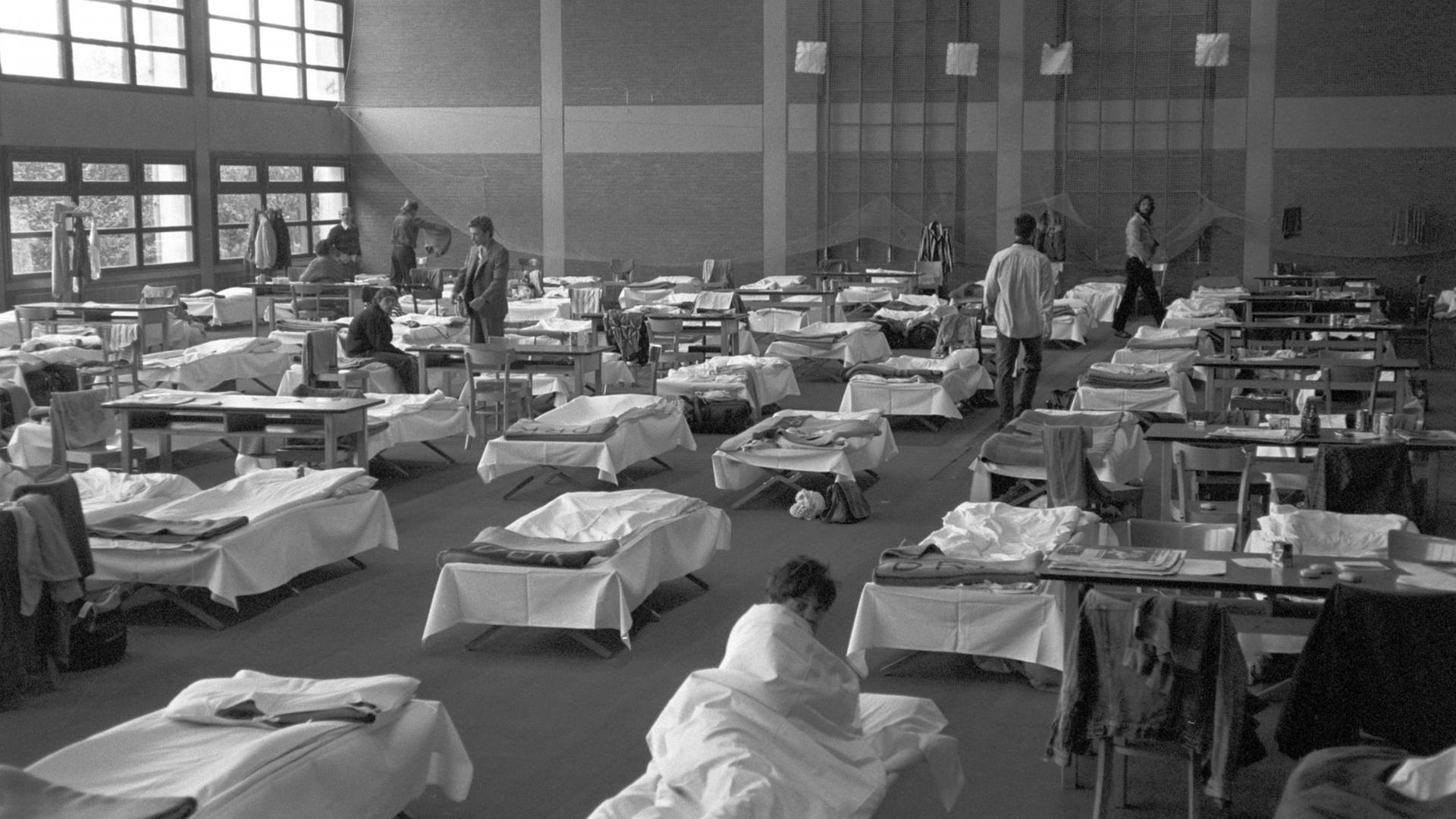 Blick in die im November 1989 zum Schlafsaal umfunktionierte Turnhalle in der Bundesgrenzschutz-Kaserne Schwarzenbek in Schleswig-Holstein. Blick in die im November 1989 zum Schlafsaal umfunktionierte Turnhalle in der Bundesgrenzschutz-Kaserne Schwarzenbek in Schleswig-Holstein.