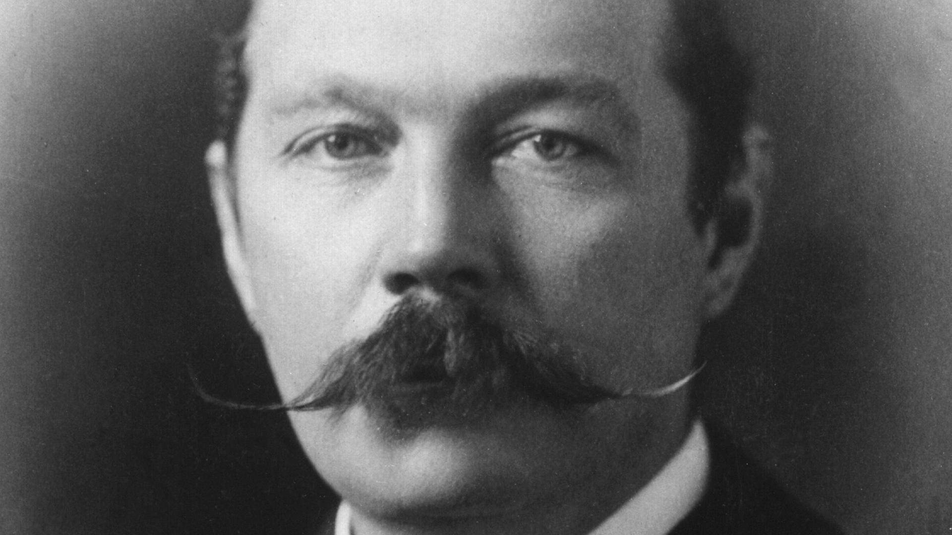 Der britische Schriftsteller Sir Arthur Conan Doyle schuf die weltbekannte Figur des Detektivs Sherlock Holmes, der zusammen mit seinem Freund Dr. Watson knifflige Kriminalfälle löst.