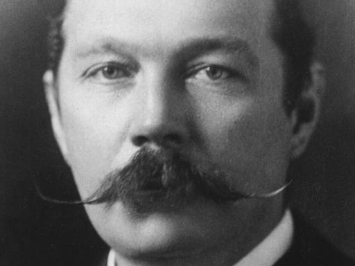 Der britische Schriftsteller Sir Arthur Conan Doyle schuf die weltbekannte Figur des Detektivs Sherlock Holmes, der zusammen mit seinem Freund Dr. Watson knifflige Kriminalfälle löst.