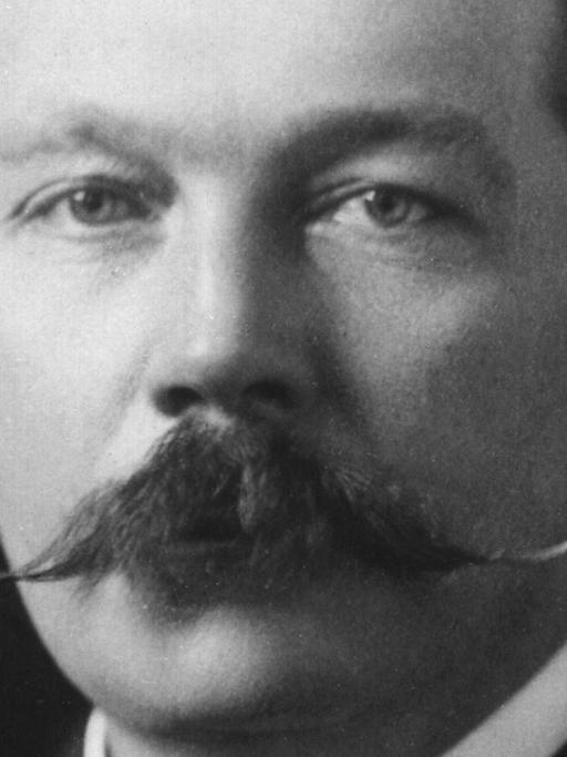 Der britische Schriftsteller Sir Arthur Conan Doyle schuf die weltbekannte Figur des Detektivs Sherlock Holmes, der zusammen mit seinem Freund Dr. Watson knifflige Kriminalfälle löst.