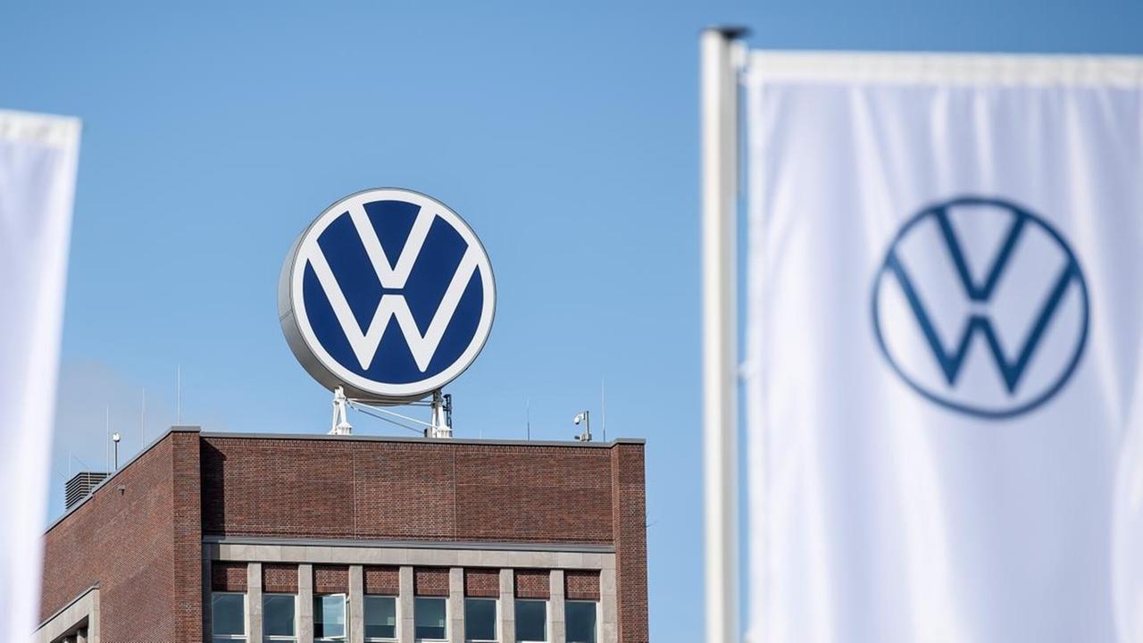 VW-Logo steht auf dem Verwaltungshochhaus vom Volkswagen Werk VW-Logo steht auf dem Verwaltungshochhaus vom Volkswagen Werk