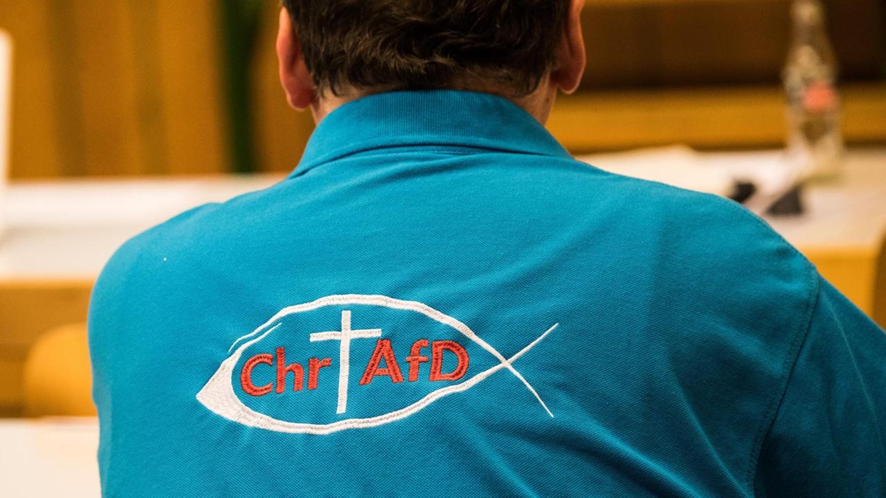 Ein Parteimitglied trägt ein Polohemd mit der Aufschrift "Bundesvereinigung Christen in der Alternative für Deutschland" auf dem Parteitag der hessischen AfD im März 2018. Ein Parteimitglied trägt ein Polohemd mit der Aufschrift "Bundesvereinigung Christen in der Alternative für Deutschland" auf dem Parteitag der hessischen AfD im März 2018.