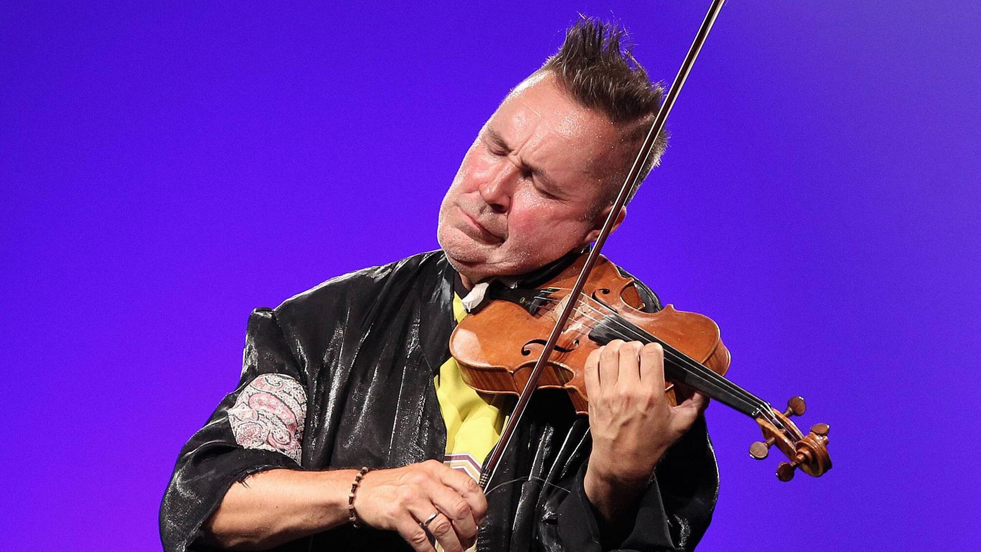 Der britische Violinist Nigel Kennedy spielt im Konzert beim festival Kultur im Zelt in Braunschweig auf seiner Geige Der britische Violinist Nigel Kennedy spielt im Konzert beim festival Kultur im Zelt in Braunschweig auf seiner Geige