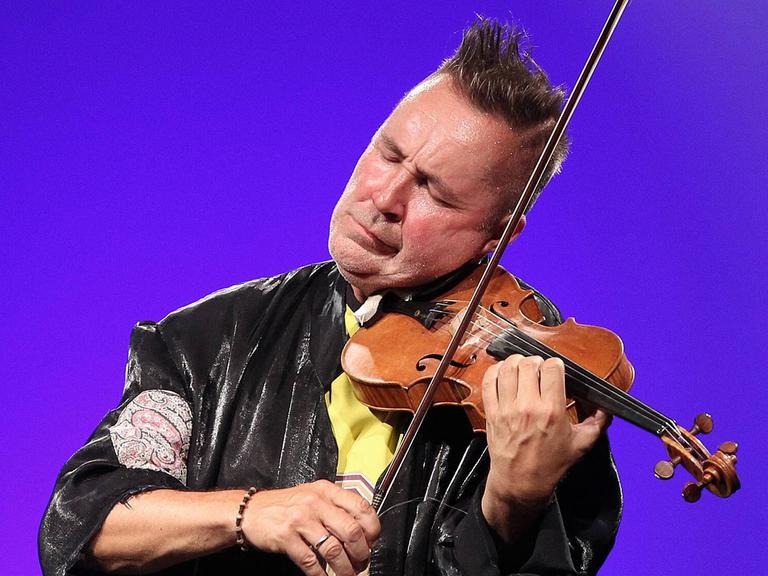 Der britische Violinist Nigel Kennedy spielt im Konzert beim festival Kultur im Zelt in Braunschweig auf seiner Geige