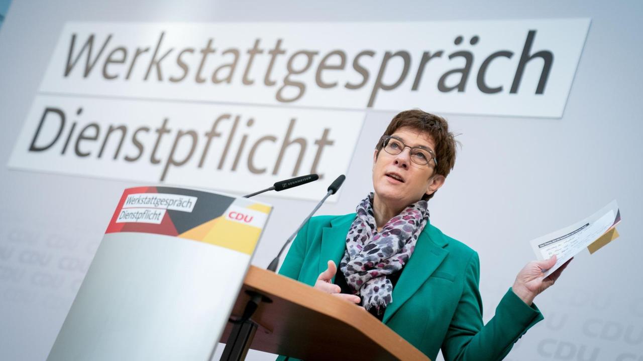 Annegret Kramp-Karrenbauer (CDU), Bundesministerin der Verteidigung und CDU-Bundesvorsitzende, spricht zu Beginn des Werkstattgesprächs der CDU über eine allgemeine Dienstpflicht zu den Teilnehmern. 