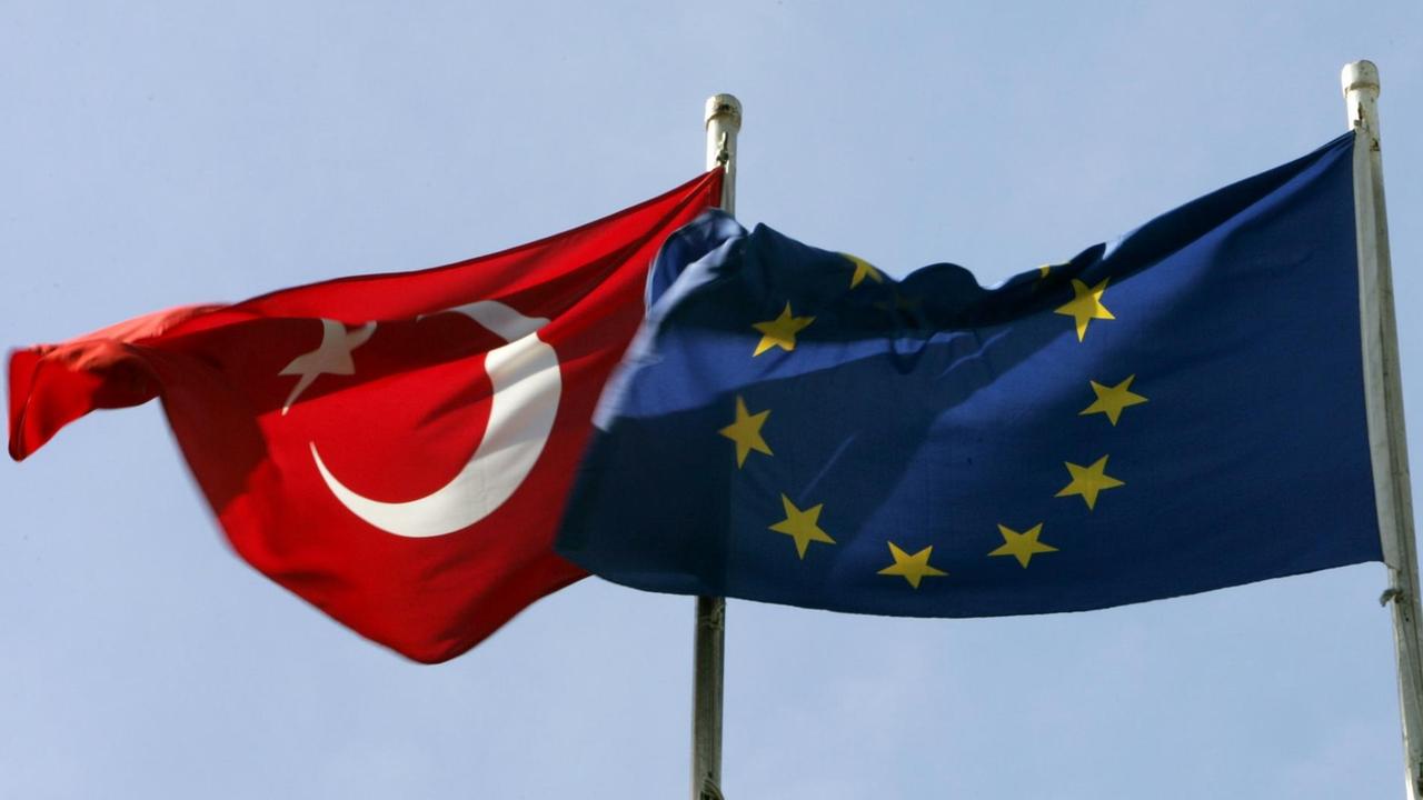 Die türkische Staatsflagge weht neben der Europafahne. Die türkische Staatsflagge weht neben der Europafahne.