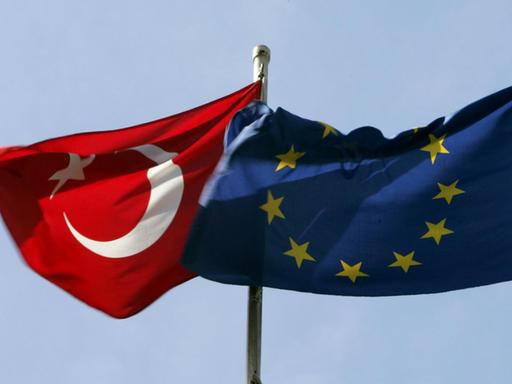 Die türkische Staatsflagge weht neben der Europafahne.