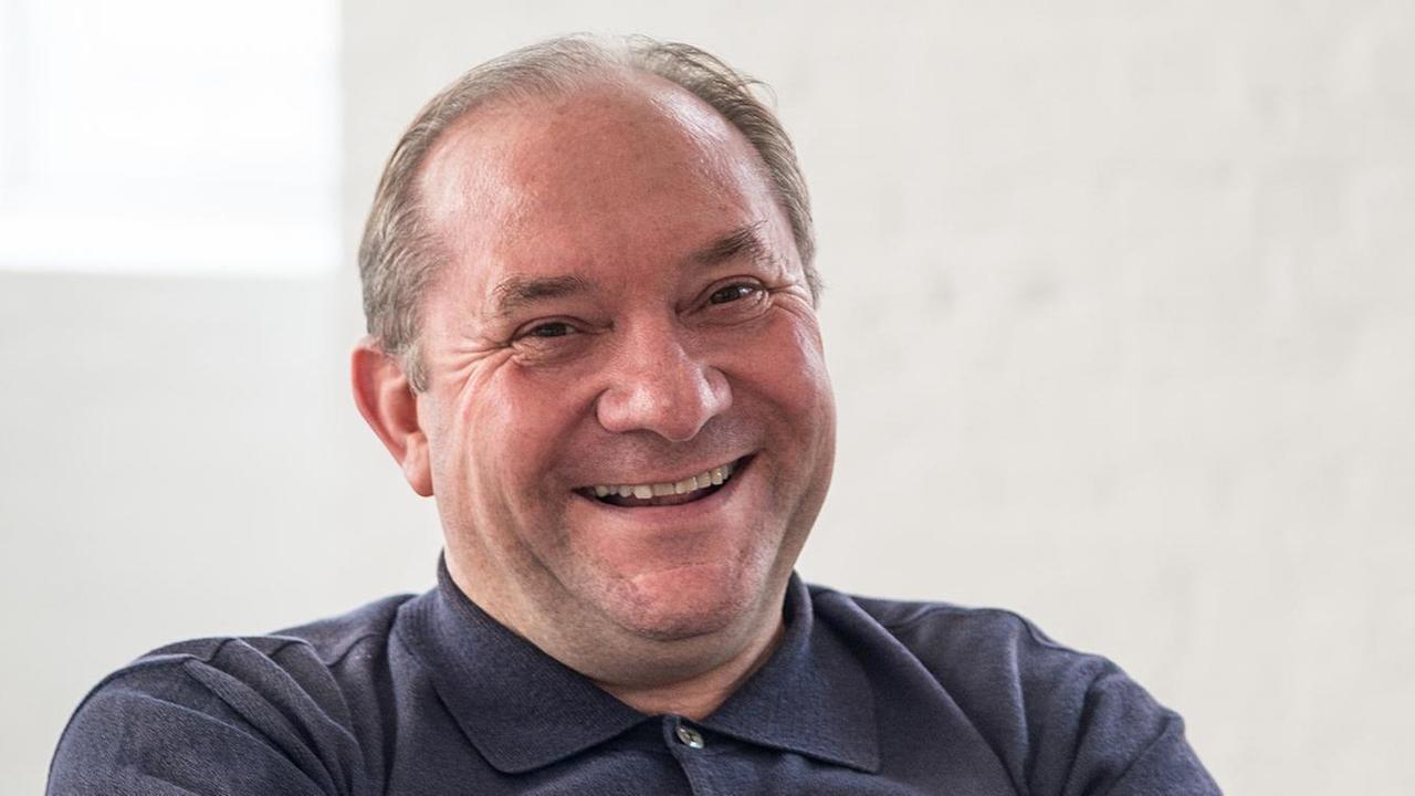 Der Sozialunternehmer Andreas Heinecke sitzt und lächelt in die Kamera. Er trägt ein dunkles Oberteil. Der Sozialunternehmer Andreas Heinecke sitzt und lächelt in die Kamera. Er trägt ein dunkles Oberteil.