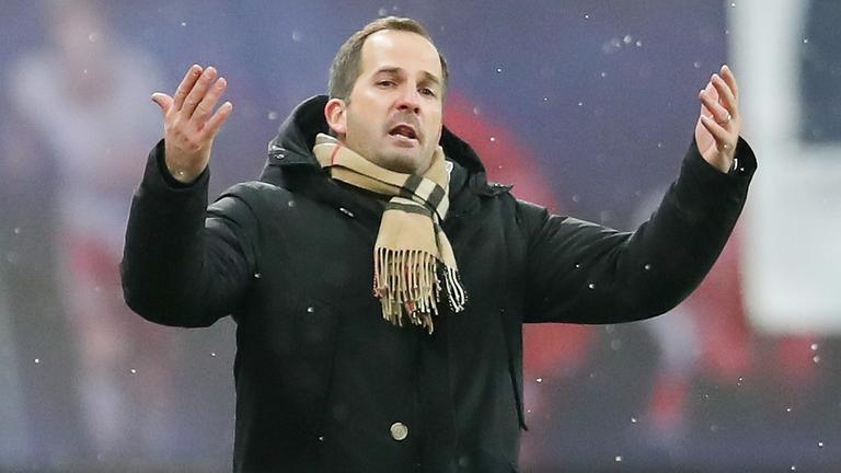 Manuel Baum steht neben dem Fußball-Platz. Manuel Baum steht neben dem Fußball-Platz.