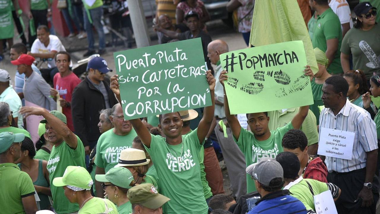 Menschen in der Dominikanischen Republik demonstrieren beim "Green march" gegen Korruption in ihrem Land.