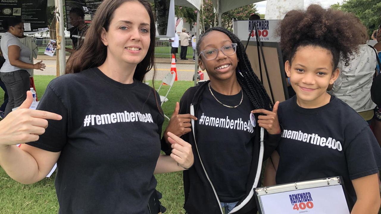 Drei weibliche Jugendliche tragen schwarze T-Shirts mit der Aufschrift #rememberthe400 in Fort Monroe. Damit erinnern sie an die Ankunft der ersten Sklaven in Virginia im Jahr 1619 - vor 400 Jahren also. Drei weibliche Jugendliche tragen schwarze T-Shirts mit der Aufschrift #rememberthe400 in Fort Monroe. Damit erinnern sie an die Ankunft der ersten Sklaven in Virginia im Jahr 1619 - vor 400 Jahren also.