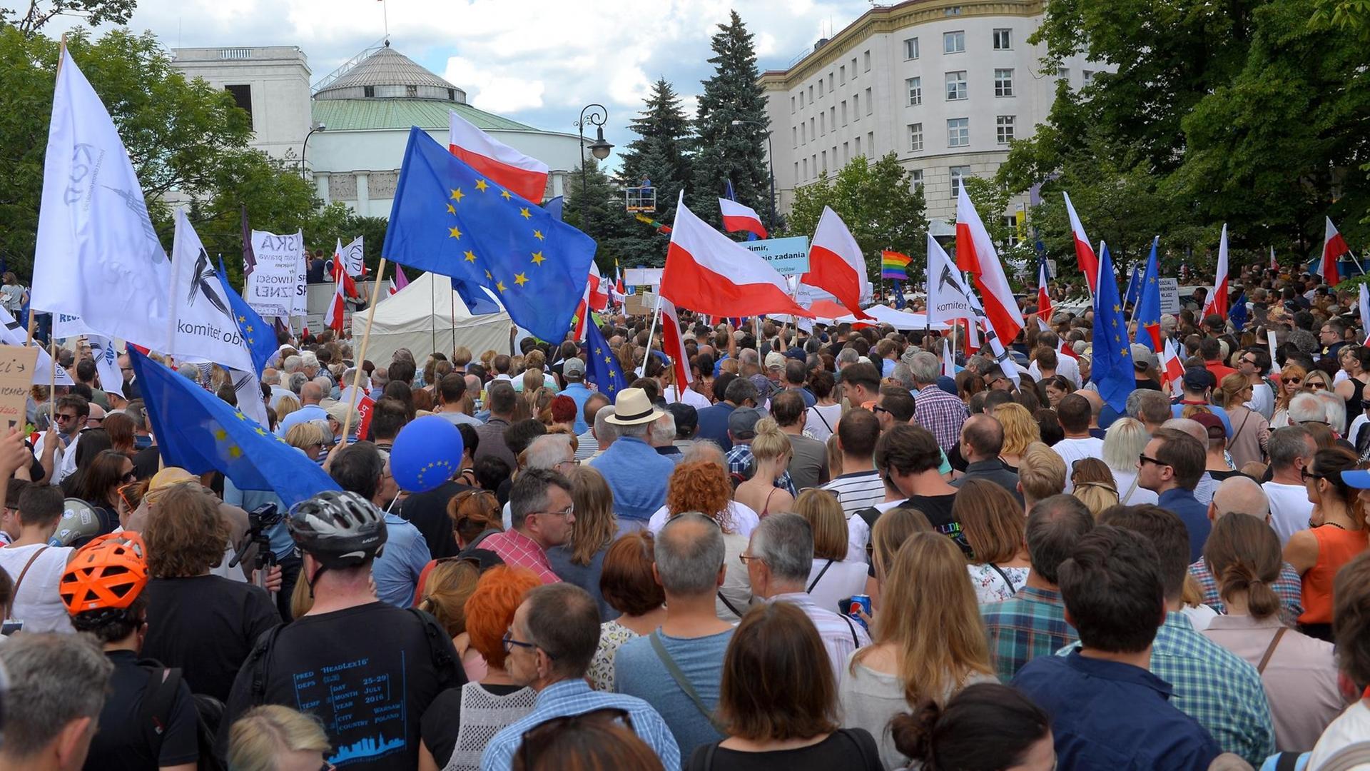 Proteste in Warschau vor dem Präsidentenpalast gegen die umstrittenen Justizreformen der nationalkonservativen polnischen Regierung. Proteste in Warschau vor dem Präsidentenpalast gegen die umstrittenen Justizreformen der nationalkonservativen polnischen Regierung.