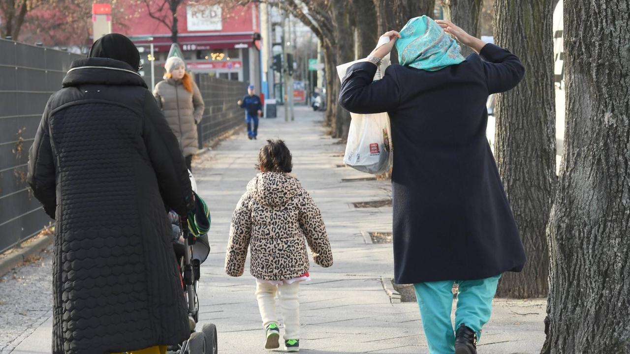 Zwei Muslima mit Kopftuch und Kinderwagen, Kreuzberg, Berlin, aufgenommen am 28.02.2017. Zwei Muslima mit Kopftuch und Kinderwagen, Kreuzberg, Berlin, aufgenommen am 28.02.2017.
