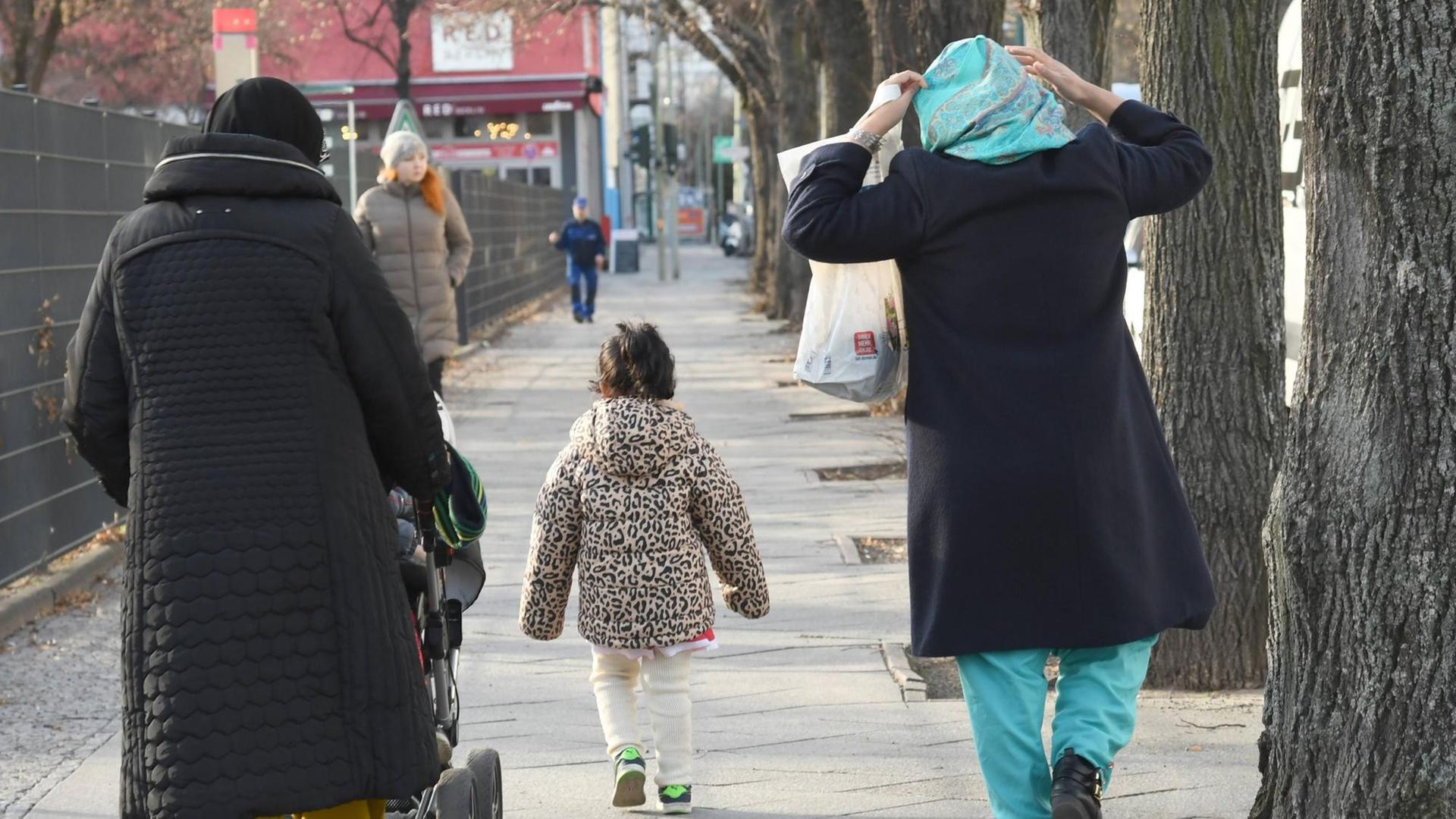 Zwei Muslima mit Kopftuch und Kinderwagen, Kreuzberg, Berlin.