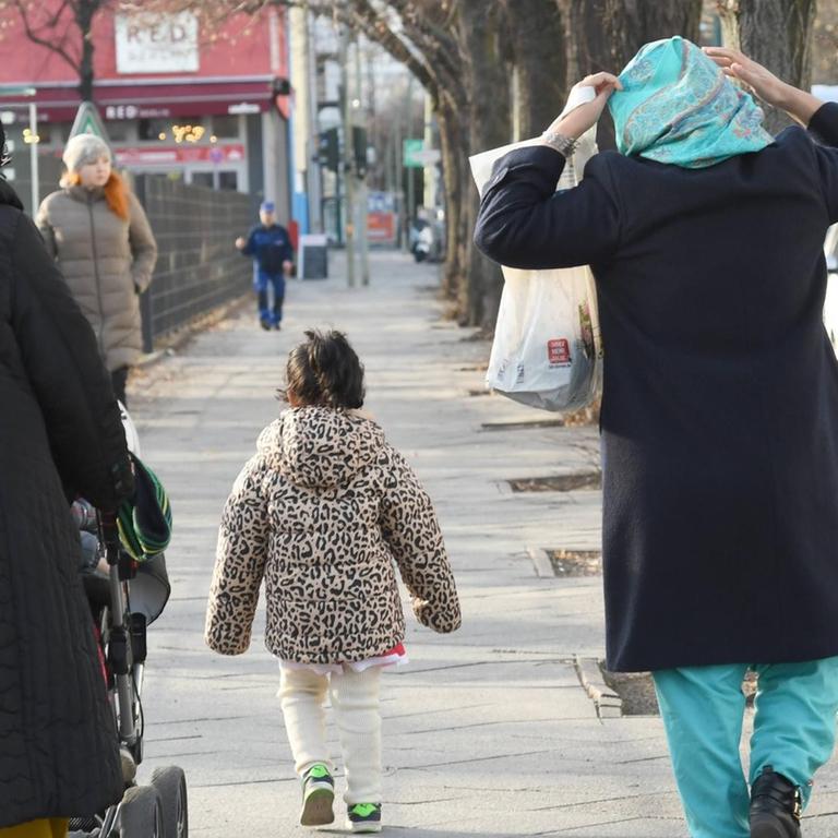 Zwei Muslima mit Kopftuch und Kinderwagen, Kreuzberg, Berlin, aufgenommen am 28.02.2017