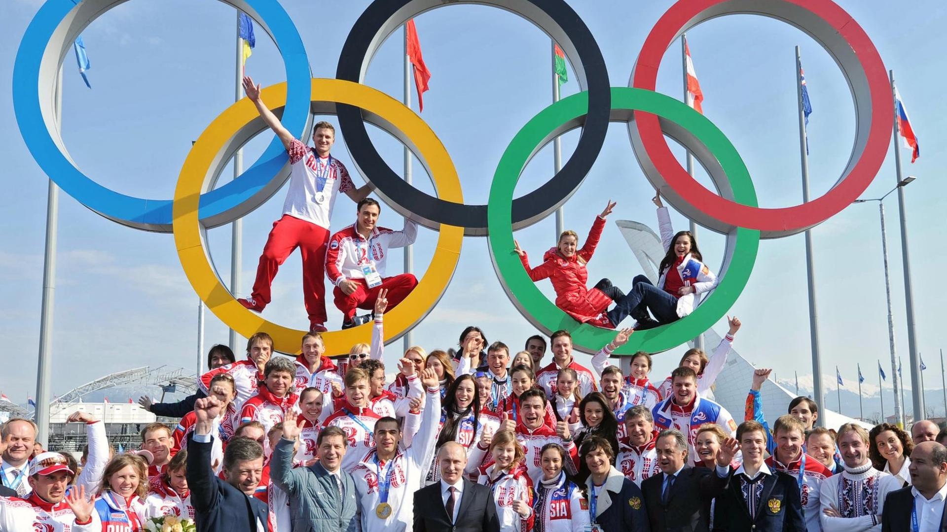 Russlands Präsident Wladimir Putin posiert mit russischen Olympiasiegern in Sotschi 2014. Russlands Präsident Wladimir Putin posiert mit russischen Olympiasiegern in Sotschi 2014.