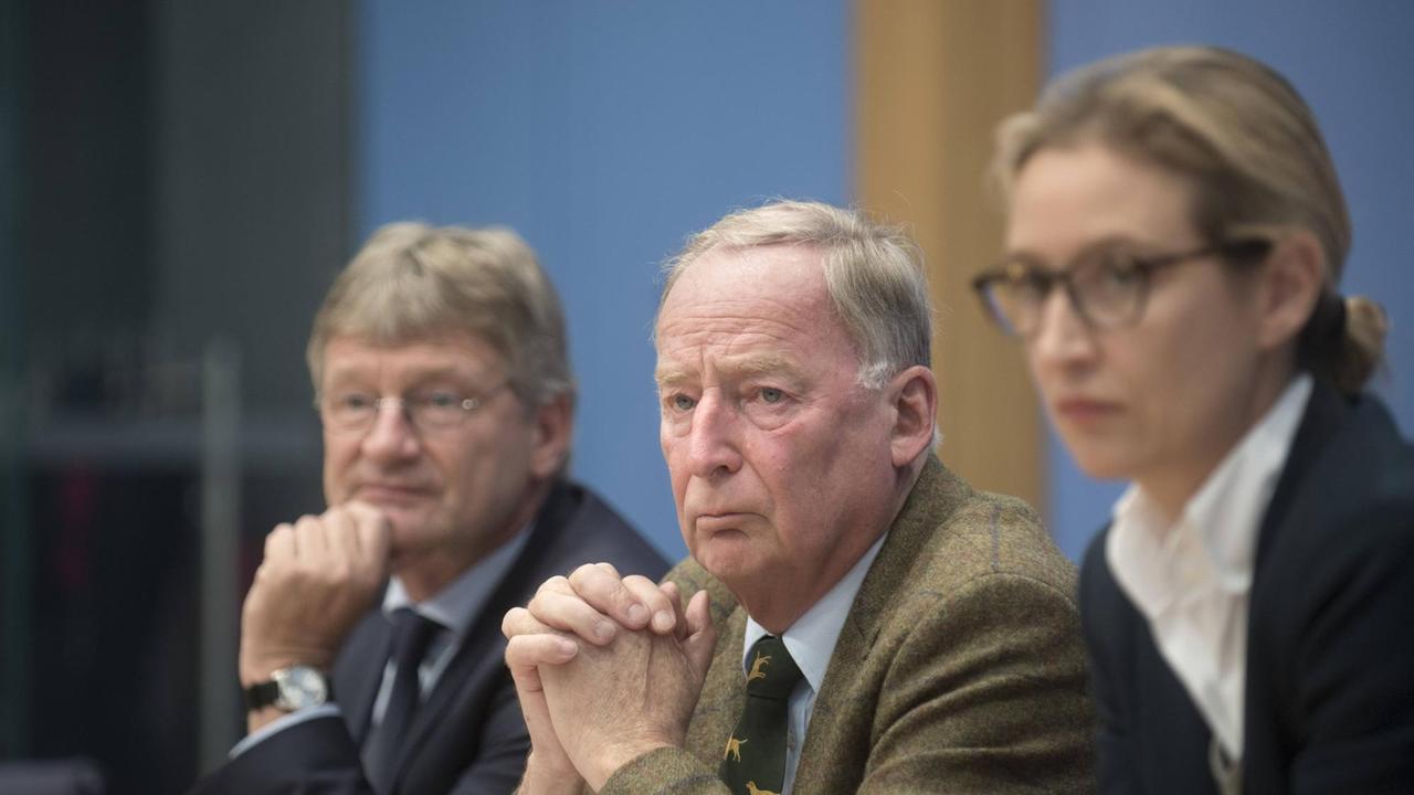 Das Führungstrio der AfD, Jörg Meuthen, Alexander Gauland und Alice Weidel in der Bundespressekonferenz in Berlin. Das Führungstrio der AfD, Jörg Meuthen, Alexander Gauland und Alice Weidel in der Bundespressekonferenz in Berlin.