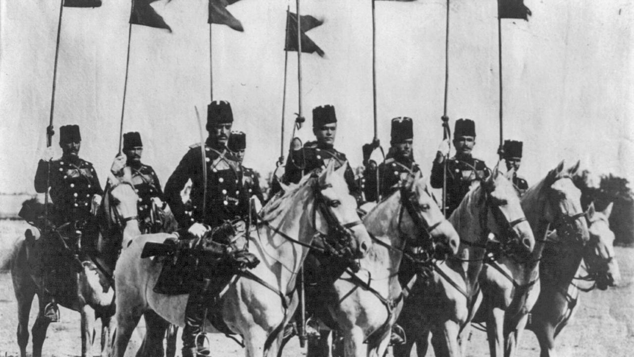 Lanzenreiter der osmanischen Kalvalerie stehen 1912 zusammen. Lanzenreiter der osmanischen Kalvalerie stehen 1912 zusammen.