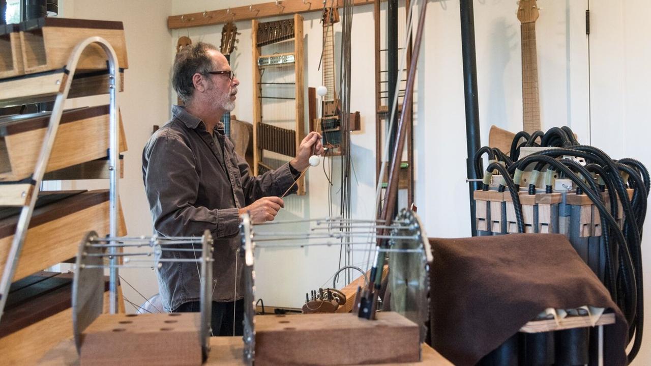 Die Werkstatt von Bart Hopkin ist gefüllt von etlichen ungewöhnlichen Instrumenten aus 30 Jahren Bauzeit.