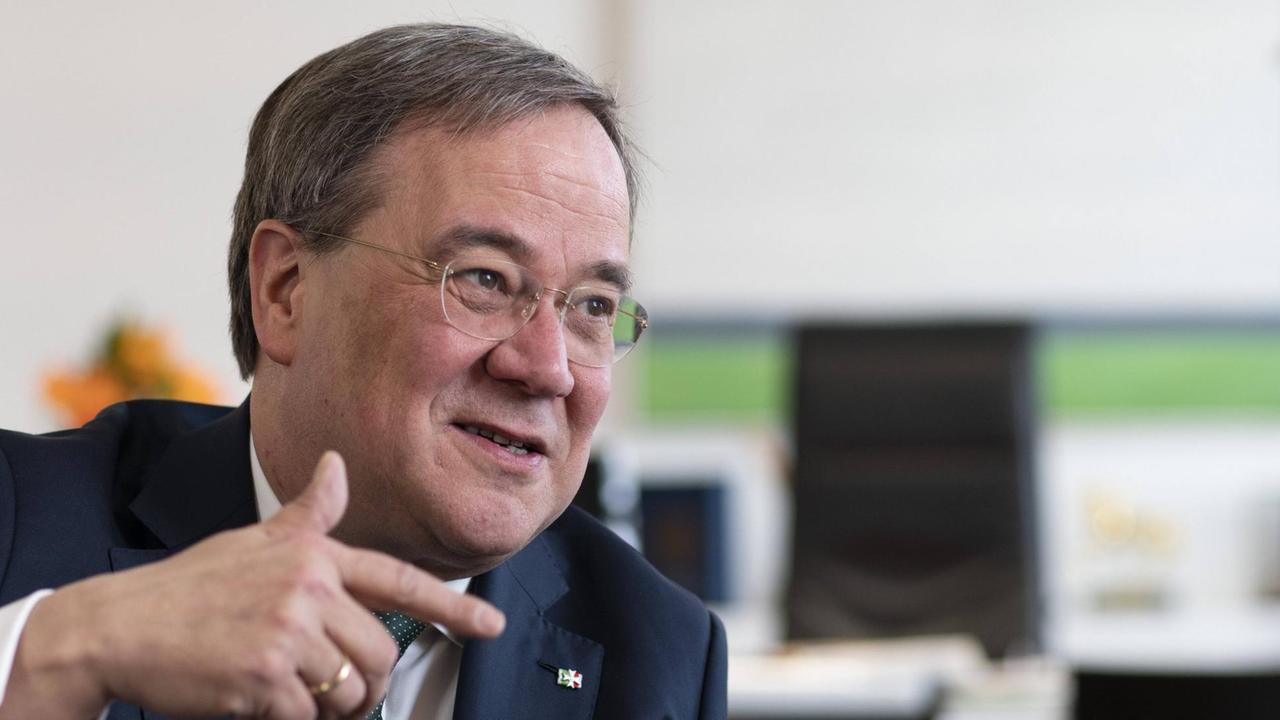 Armin Laschet Düsseldorf, 04.03.2020: Gespräch / Interview mit dem Ministerpräsident des Land Nordrhein-Westfalen Düsseldorf Staatskanzlei NRW Deutschland Armin Laschet Düsseldorf, 04.03.2020: Gespräch / Interview mit dem Ministerpräsident des Land Nordrhein-Westfalen Düsseldorf Staatskanzlei NRW Deutschland
