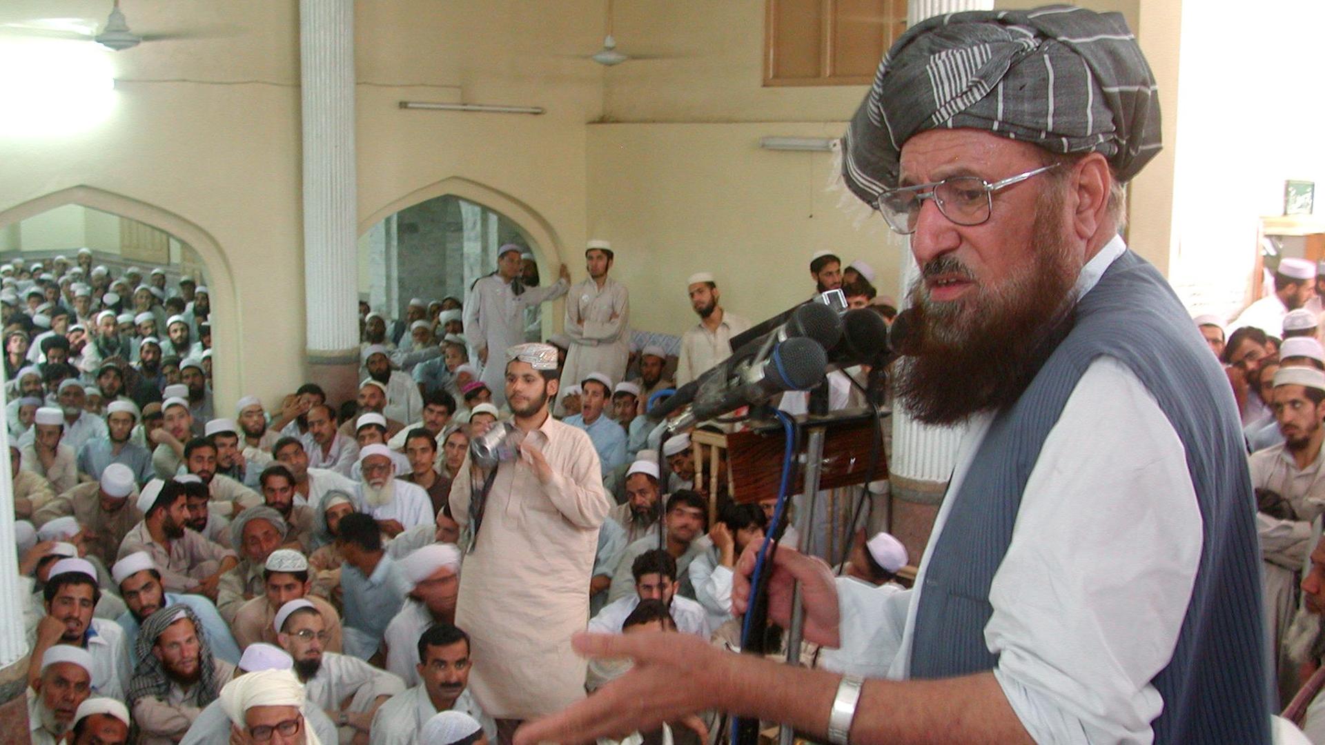 Der US-amerikafeindliche und pro-talibanische religiöse Geistliche Sami ul-Haq spricht am Donnerstag, den 9. September 2004, in Akora Khattak in der Nähe von Peshawar, Pakistan, zu einer Versammlung von Studenten anlässlich des Abschlusstages an der größten religiösen Schule Pakistans, Haqqania, aus der die meisten Taliban-Führer hervorgingen. Der US-amerikafeindliche und pro-talibanische religiöse Geistliche Sami ul-Haq spricht am Donnerstag, den 9. September 2004, in Akora Khattak in der Nähe von Peshawar, Pakistan, zu einer Versammlung von Studenten anlässlich des Abschlusstages an der größten religiösen Schule Pakistans, Haqqania, aus der die meisten Taliban-Führer hervorgingen.