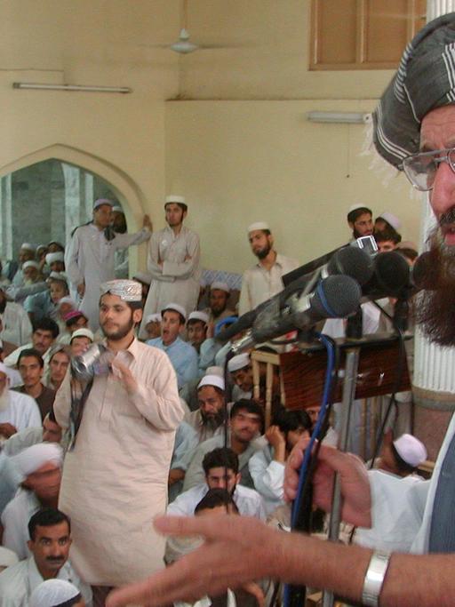 Der US-amerikafeindliche und pro-talibanische religiöse Geistliche Sami ul-Haq spricht am Donnerstag, den 9. September 2004, in Akora Khattak in der Nähe von Peshawar, Pakistan, zu einer Versammlung von Studenten anlässlich des Abschlusstages an der größten religiösen Schule Pakistans, Haqqania, aus der die meisten Taliban-Führer hervorgingen.