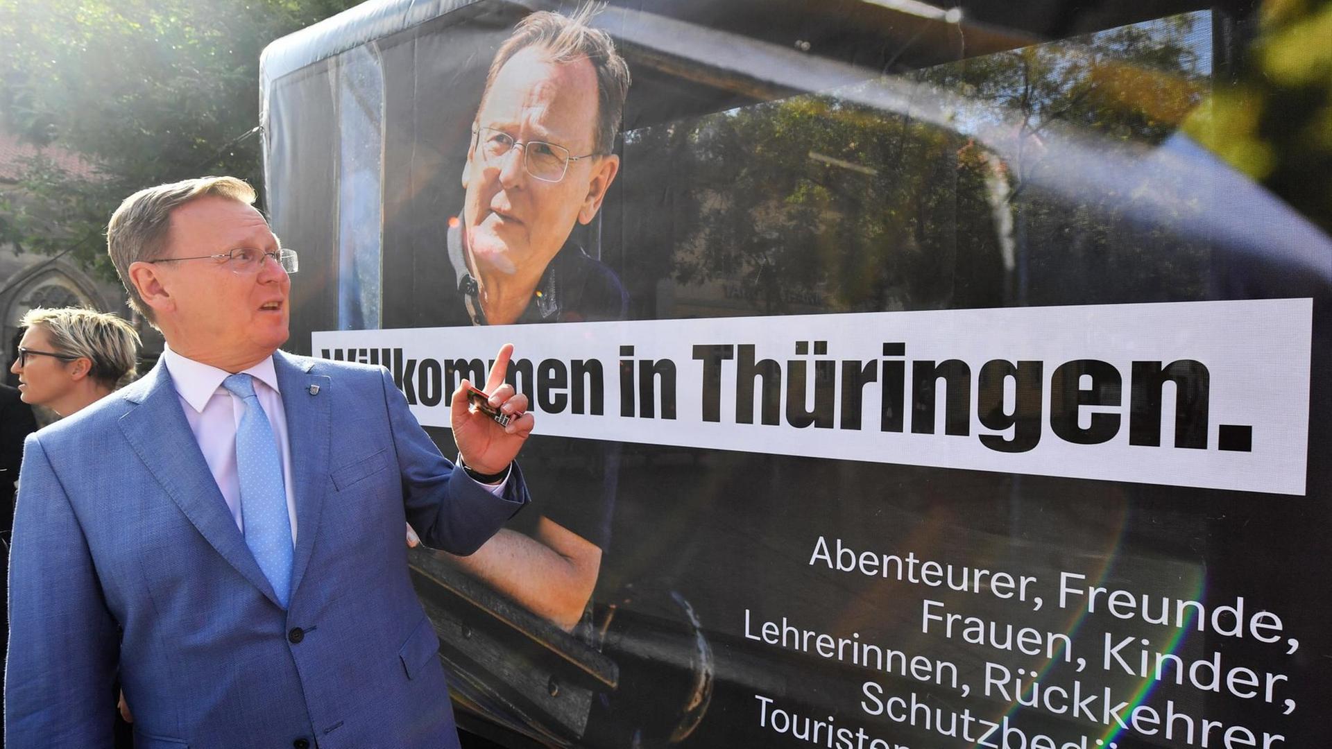 Bodo Ramelow (Die Linke), Ministerpräsident von Thüringen und Spitzenkandidat der Thüringer Linken, stellt auf dem Erfurter Anger der Öffentlichkeit die Kampagne der Partei zur Landtagswahl vor Bodo Ramelow (Die Linke), Ministerpräsident von Thüringen und Spitzenkandidat der Thüringer Linken, stellt auf dem Erfurter Anger der Öffentlichkeit die Kampagne der Partei zur Landtagswahl vor