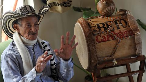 Juan "Chuchita" Fernandez, Leadsänger der "Los Gaiteros de San Jacinto", beim Interview in der kolumbianischen Hauptstadt Bogota, aufgenommen am 12.10.2012