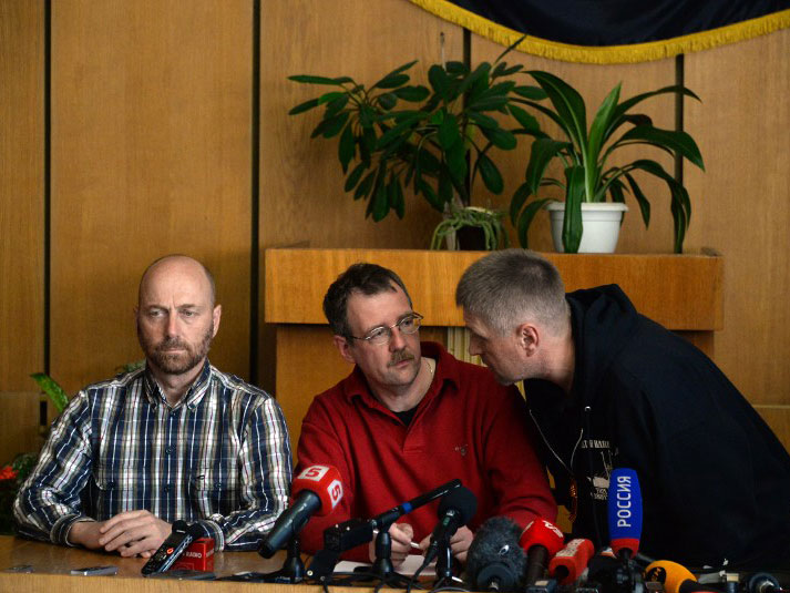 Axel Schneider (Bildmitte) im Gespräch mit Milizenführer Wjatscheslaw Ponomarjow. Axel Schneider (Bildmitte) im Gespräch mit Milizenführer Wjatscheslaw Ponomarjow.