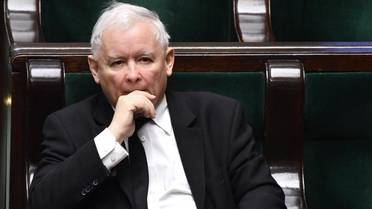 Ein alter Mann sitzt auf einer Bank in einem Parlament. Ein alter Mann sitzt auf einer Bank in einem Parlament.