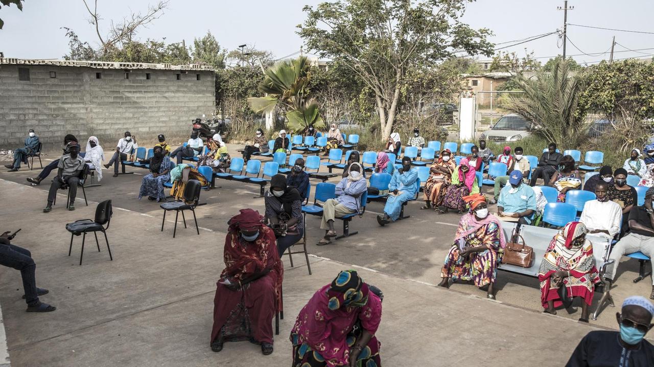 Der Wartebereich des Pikine Hospitals im senegalesischen Dakar ist unter freiem Himmel und lässt den Patienten Raum, um die Regeln des Social Distancing einzuhalten. Der Wartebereich des Pikine Hospitals im senegalesischen Dakar ist unter freiem Himmel und lässt den Patienten Raum, um die Regeln des Social Distancing einzuhalten.