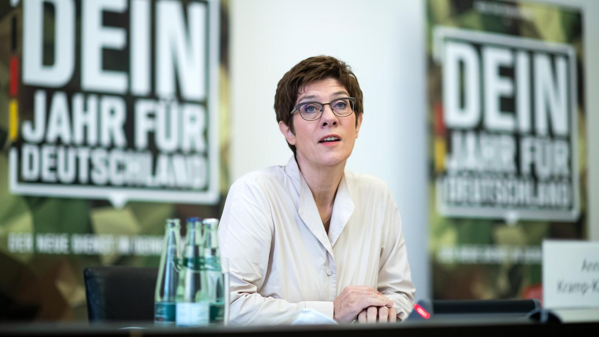 Berlin: Annegret Kramp-Karrenbauer (CDU), Verteidigungsministerin, stellt bei einer Pressekonferenz im Bundesministerium der Verteidigung das Konzept für den neuen Freiwilligen Wehrdienst Heimatschutz vor. Berlin: Annegret Kramp-Karrenbauer (CDU), Verteidigungsministerin, stellt bei einer Pressekonferenz im Bundesministerium der Verteidigung das Konzept für den neuen Freiwilligen Wehrdienst Heimatschutz vor.