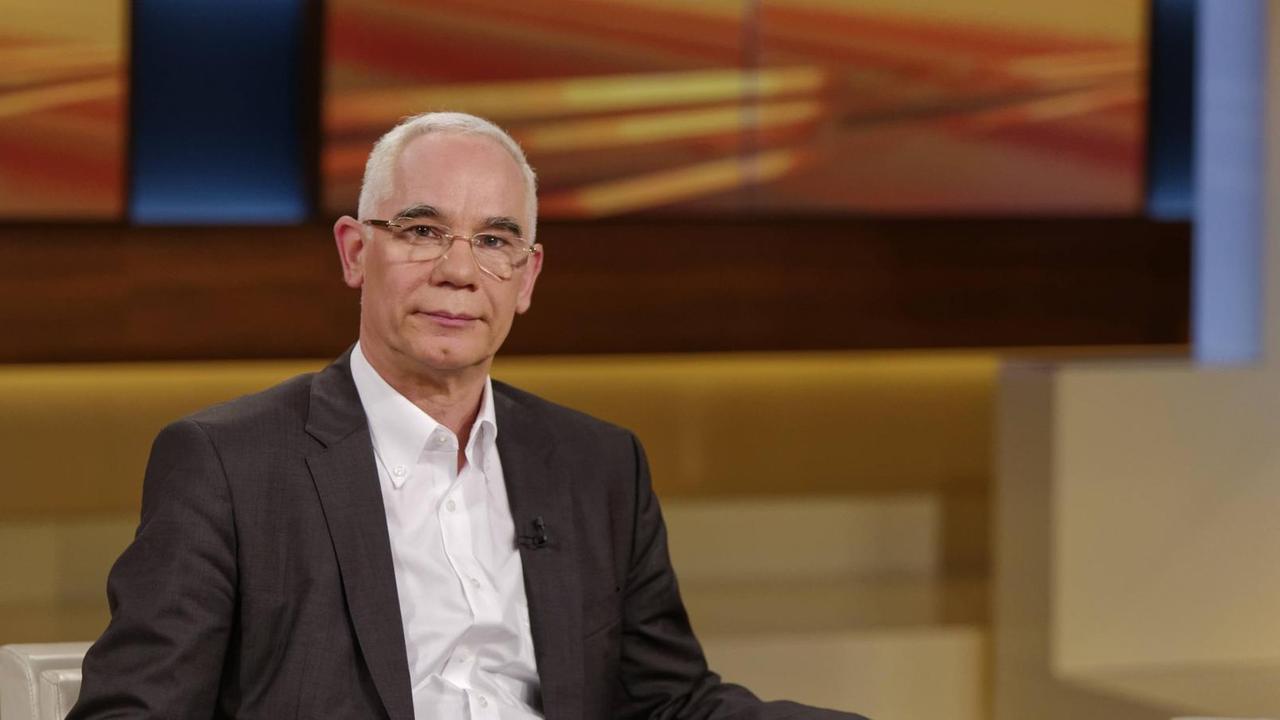Zoltan Balog in der Talkrunde bei Anne Will am 16. September 2015 im Ersten Deutschen Fernsehen. Zoltan Balog in der Talkrunde bei Anne Will am 16. September 2015 im Ersten Deutschen Fernsehen.