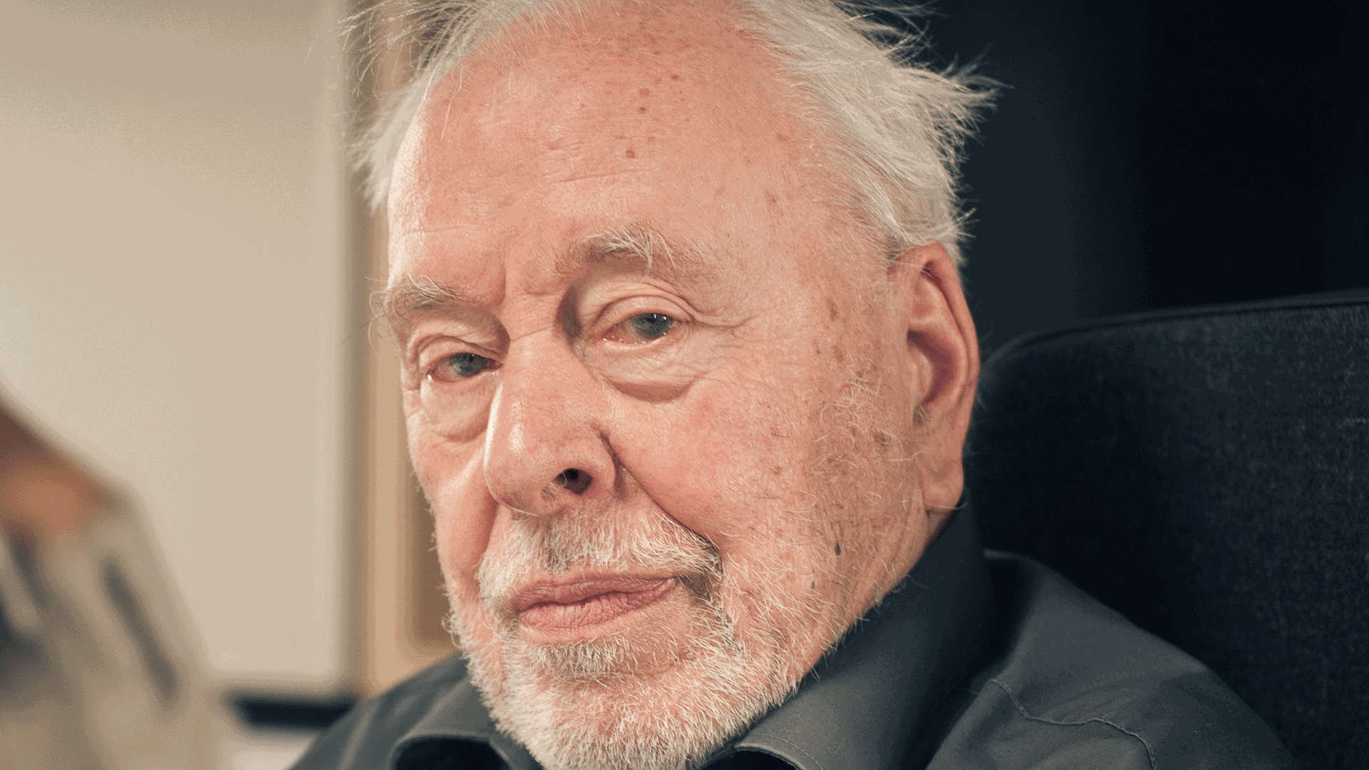 Der ältere Komponist Gottfried Michael Koenig schaut konzentriert in die Kamera. Der ältere Komponist Gottfried Michael Koenig schaut konzentriert in die Kamera.