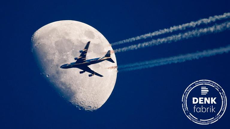 Ein Flugzeug fliegt über dem brandenburgischen Sieversdorf (Oder-Spree) scheinbar ganz nah am Mond vorbei. Ein Flugzeug fliegt über dem brandenburgischen Sieversdorf (Oder-Spree) scheinbar ganz nah am Mond vorbei.