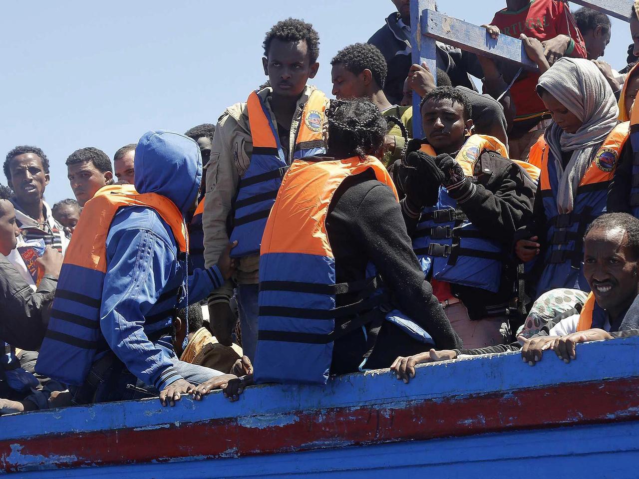 Auf einem Boot sind Flüchtlinge dicht gedrängt. Auf einem Boot sind Flüchtlinge dicht gedrängt.
