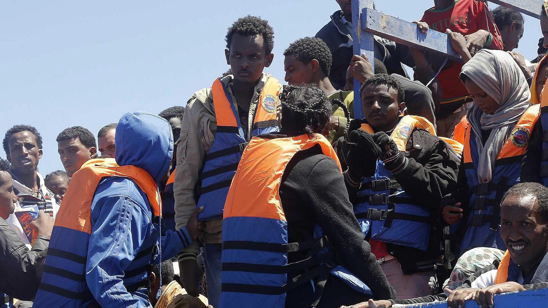 Auf einem Boot sind Flüchtlinge dicht gedrängt. Auf einem Boot sind Flüchtlinge dicht gedrängt.