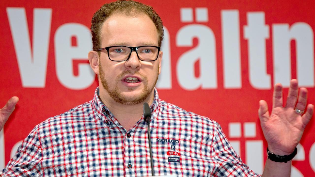Der frühere Landeschef der Partei Die Linke in Mecklenburg-Vorpommern, Steffen Bockhahn, spricht auf dem Linken-Landesparteitag am 23.NOvember 2013 in Greifswald. Der frühere Landeschef der Partei Die Linke in Mecklenburg-Vorpommern, Steffen Bockhahn, spricht auf dem Linken-Landesparteitag am 23.NOvember 2013 in Greifswald.