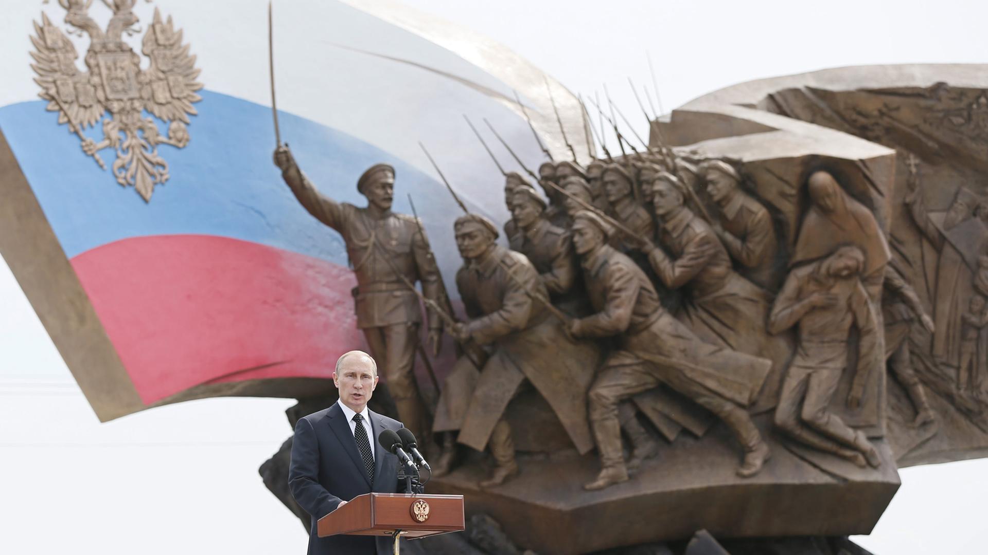 Wladimir Putin bei der Einweihung eines Denkmals für den Ersten Weltkrieg. Wladimir Putin bei der Einweihung eines Denkmals für den Ersten Weltkrieg.