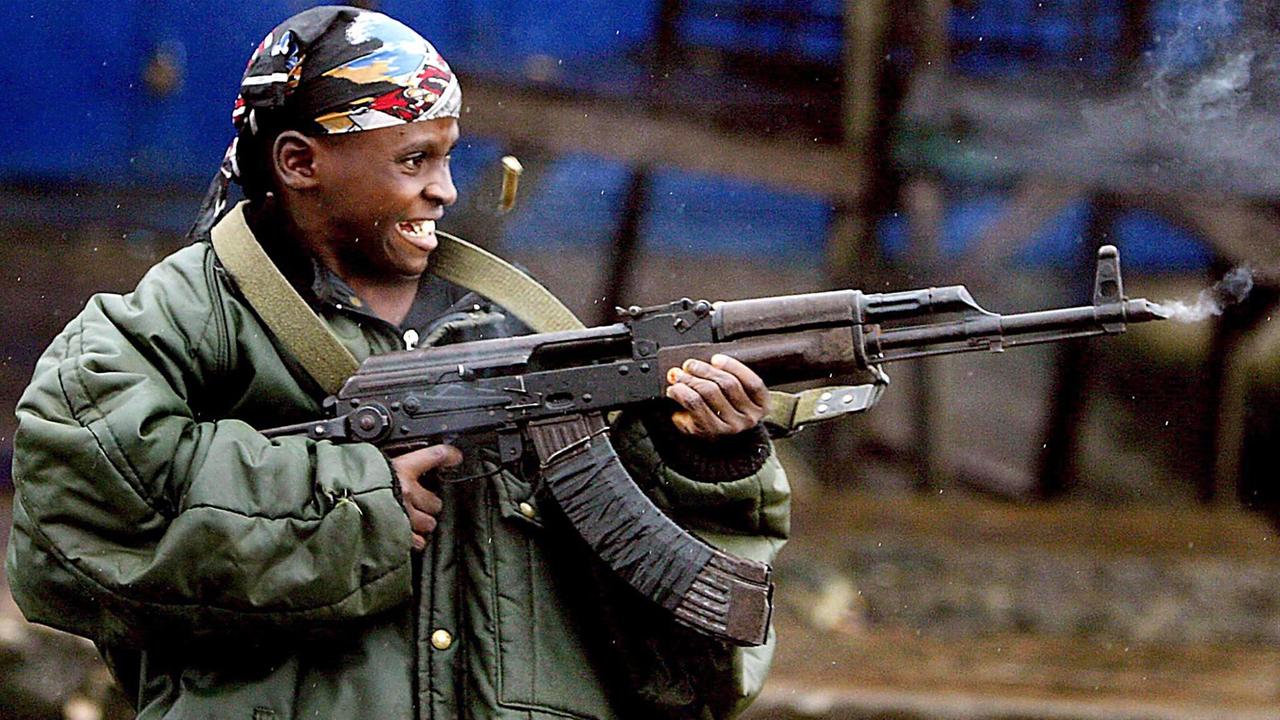 (FILE) A file photograph dated 28 July 2003 shows a 9 (nine) year old Liberian government gunman fires down the 'Old Bridge' during the civil conflict in, Monrovia , Liberia. The Human Rights Watch (HRW) announced Friday 28 October 2005 the government of Ivory Coast is recruiting Liberian fighters into its armed forces. According to Peter Takirambudde, executive director of the Africa division of Human Rights Watch, the Ivorian government is bolstering its military manpower by recruiting children who fought in Liberia's brutal civil war and added "the international community must do all it can to ensure that these children are demobilized and that their recruiters are prosecuted." EPA/NIC BOTHMA +++(c) dpa - Report+++