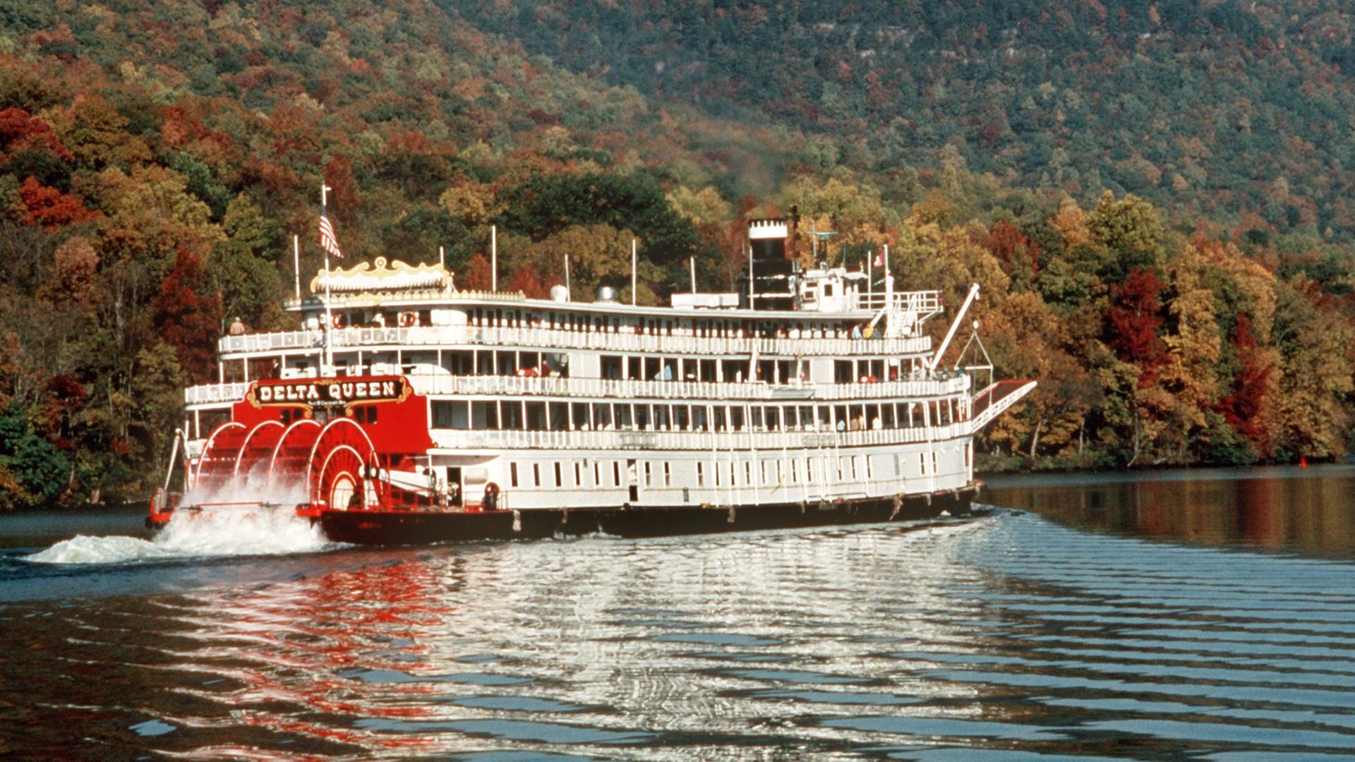 Die "Delta Queen", 1927 vom Stapel gelaufen, war lange Jahre der älteste noch in Betrieb befindliche Raddampfer. Bis 2008 war er auf dem Mississippi und seinen Nebenflüssen unterwegs. Auf dem unter Denkmalschutz stehenden Schiff konnten Reisende mehrtägige Flußfahrten unternehmen. Die "Delta Queen", 1927 vom Stapel gelaufen, war lange Jahre der älteste noch in Betrieb befindliche Raddampfer. Bis 2008 war er auf dem Mississippi und seinen Nebenflüssen unterwegs. Auf dem unter Denkmalschutz stehenden Schiff konnten Reisende mehrtägige Flußfahrten unternehmen.
