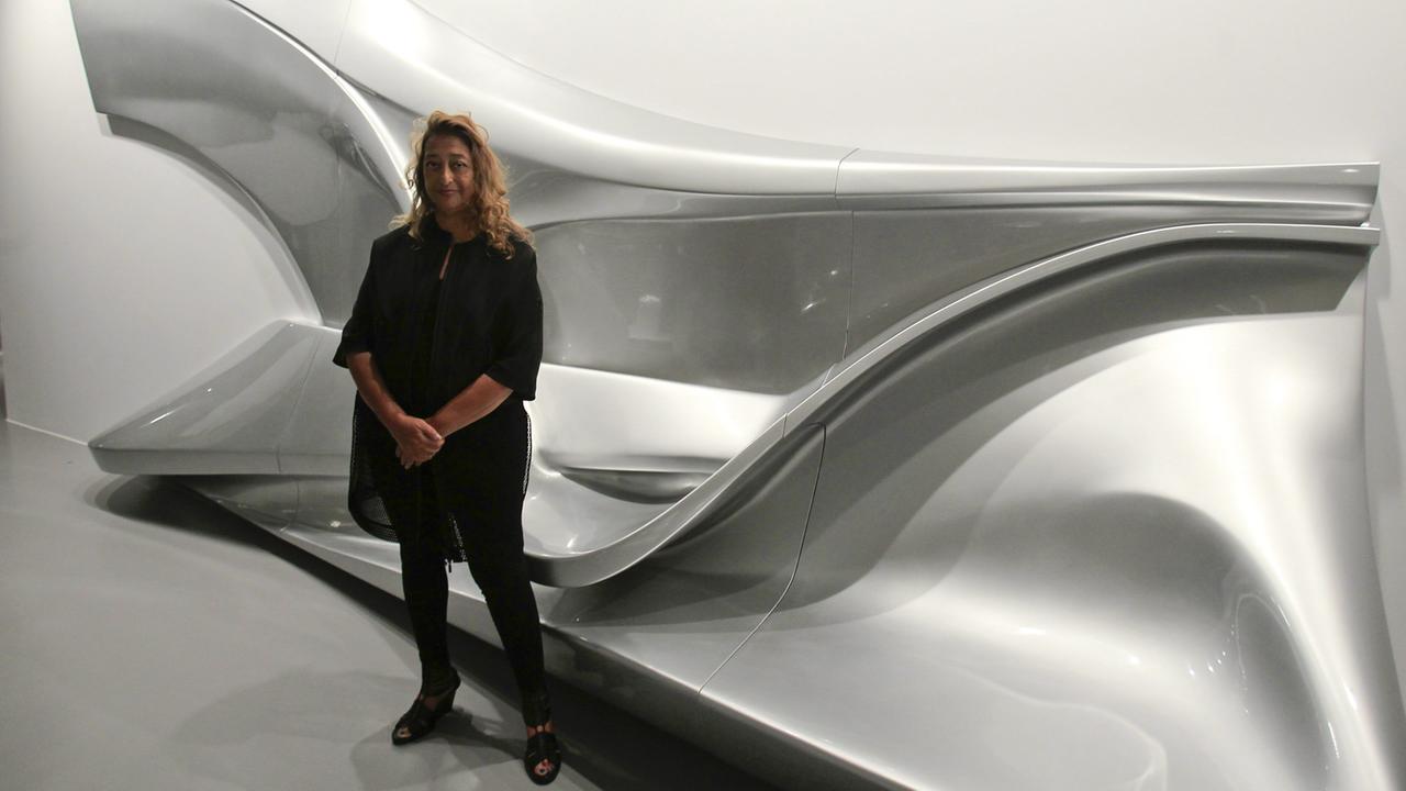 Die Architektin Zaha Hadid bei einer Ausstellung über ihre Arbeit in Madrid 2012 Die Architektin Zaha Hadid bei einer Ausstellung über ihre Arbeit in Madrid 2012