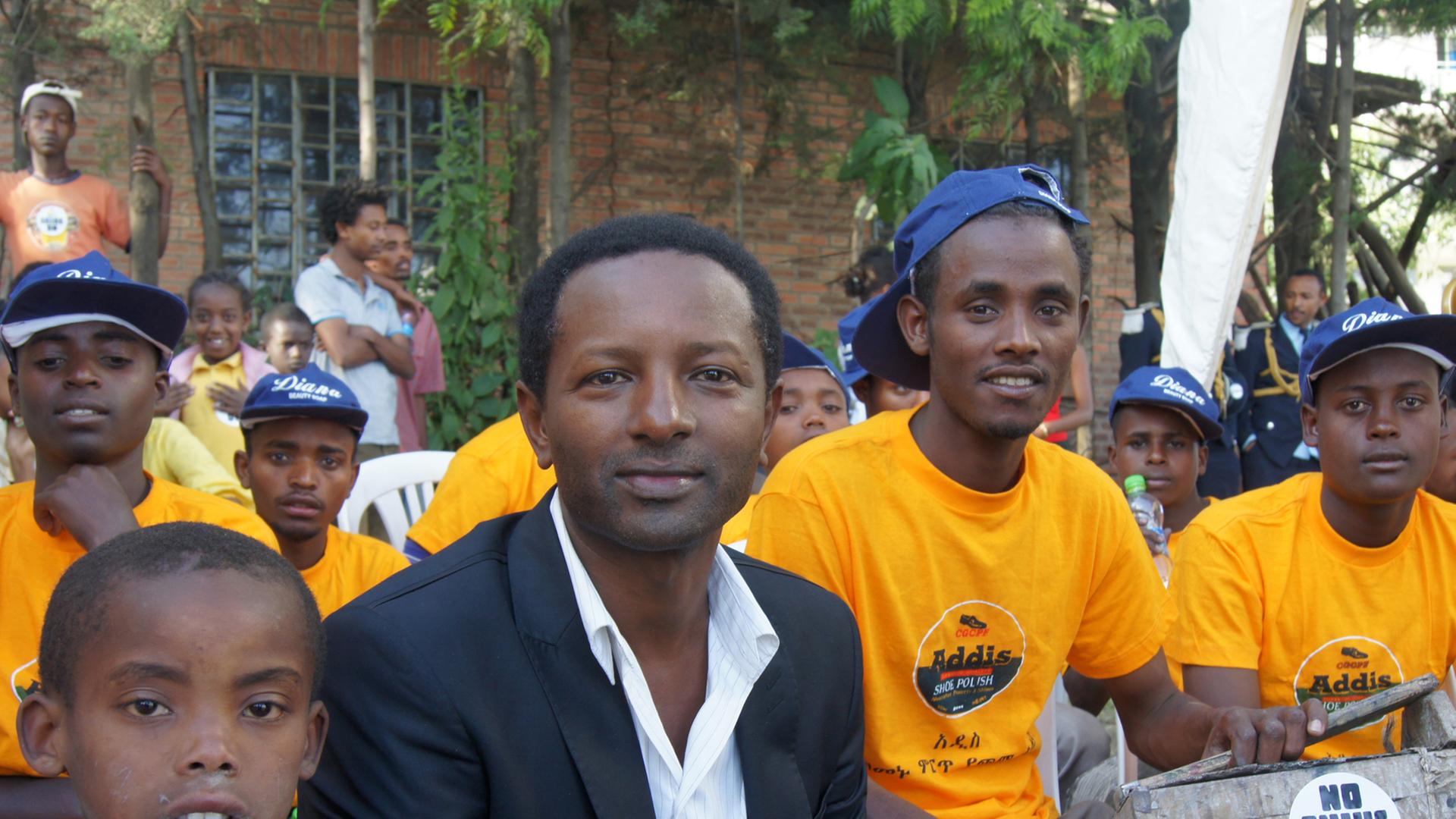 Dawit Shanko sitzt zwischen jungen Schuhputzern in Addis Abeba beim Listros Day. Dawit Shanko sitzt zwischen jungen Schuhputzern in Addis Abeba beim Listros Day.